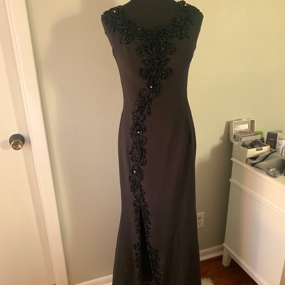 Black formal gown - Picture 1 of 2